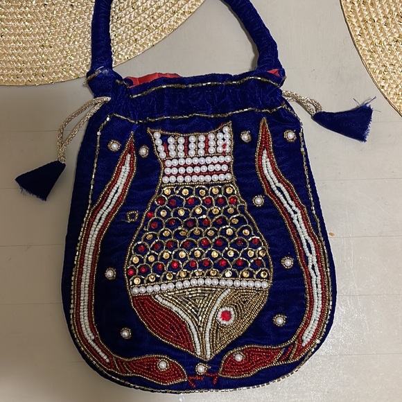 Velvet Drawstring Handbag - Picture 6 of 6